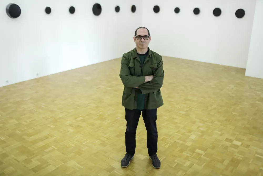 vizualni umetnik Vadim Fi&scaron;kin - 26.05.2020 - Dru&scaron;tvo umetnikov DUM - razstava rusko-slovenskega vizualnega umetnika Vadima Fi&scaron;kina z naslovom Temni časi. //FOTO: Jaka Gasar