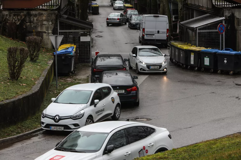 - nepravilno parkiranje,- Smrtnikova in Kunaverjeva ulica,- 10.02.2026. - Težave s parkiranjem v Dravljah.//FOTO: Bojan Velikonja