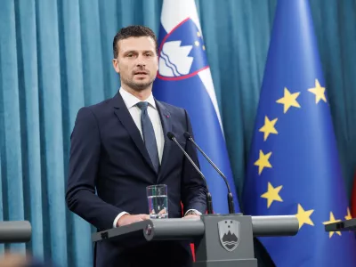 Ljubljana, vlada.Novinarska konferenca po posvetu vodij parlamentarnih strank, ki ga je gostil predsednik vlade Robert Golob.Vodja poslanske skupine SD Jani Prednik.