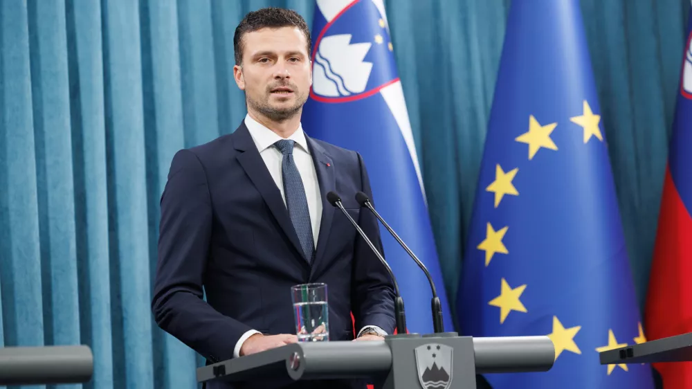 Ljubljana, vlada.Novinarska konferenca po posvetu vodij parlamentarnih strank, ki ga je gostil predsednik vlade Robert Golob.Vodja poslanske skupine SD Jani Prednik.