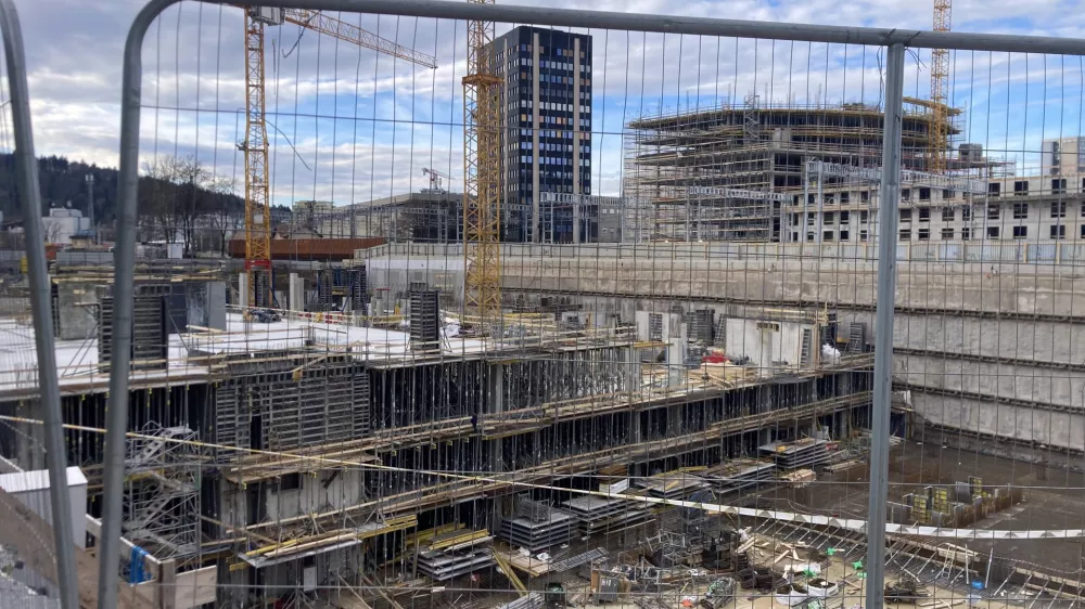 gradbi&scaron;če, gradnja, gradbeni&scaron;tvo, železni&scaron;ka postaja Ljubljana