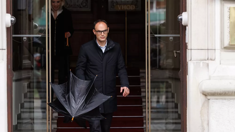 Ljubljana, predsedniska palaca.Neformalni pogovori predsednice republike Natase Pirc Musar s predsednico in predsedniki strank, ki so se po neuradnih izidih parlamentarnih volitev uvrstile v DZ.Predsednik Demokratov Anze Logar ob odhodu.