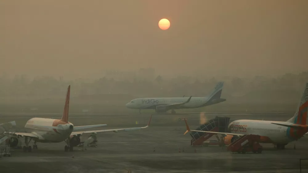 FILE PHOTO: An IndiGo Airlines aircraft taxis on the tarmac on an early morning at the Netaji Subhash Chandra Bose International Airport, in Kolkata, India, November 20, 2024. REUTERS/Francis Mascarenhas/File Photo
