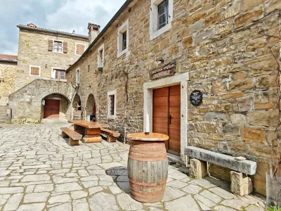 Grondali v Abitantih