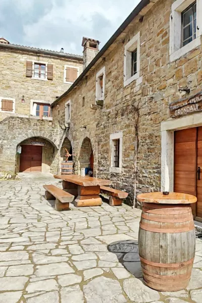 Grondali v Abitantih