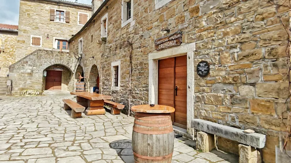 Grondali v Abitantih