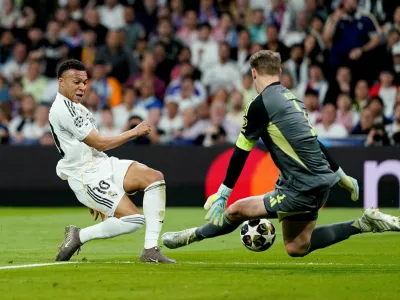 Soccer Football - UEFA Champions League - Quarter Final - First Leg - Real Madrid v Bayern Munich - Santiago Bernabeu, Madrid, Spain - April 7, 2026 Real Madrid's Kylian Mbappe in action with Bayern Munich's Manuel Neuer REUTERS/Ana Beltran   TPX IMAGES OF THE DAY