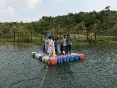 Savita Gupta, 28, brings tourists on a makeshift boat to the floating restaurant run by a self‑help group that she is part of, at Kenapara Eco Park, which was developed from a closed open‑cast coal‑mine pit into a small tourist hub, in Surajpur, India, August 10, 2025. The site, which began to be repurposed for tourism in 2018, is managed by a women's community group and a fishery cooperative, and attracts as many as 150 people at the weekend and, for the women, the gains have gone beyond income. "I hope my daughter will learn from my life and think about becoming an independent woman," Gupta said. REUTERS/Avijit Ghosh   SEARCH "INDIA GHOSH COAL" FOR THIS STORY. SEARCH "WIDER IMAGE" FOR ALL STORIES.  TPX IMAGES OF THE DAY / Foto: Avijit Ghosh