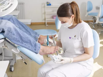 Skrb za stopala je pomemben tudi za fante že v mladosti. Foto: Jakob Cehner Kuduzovič