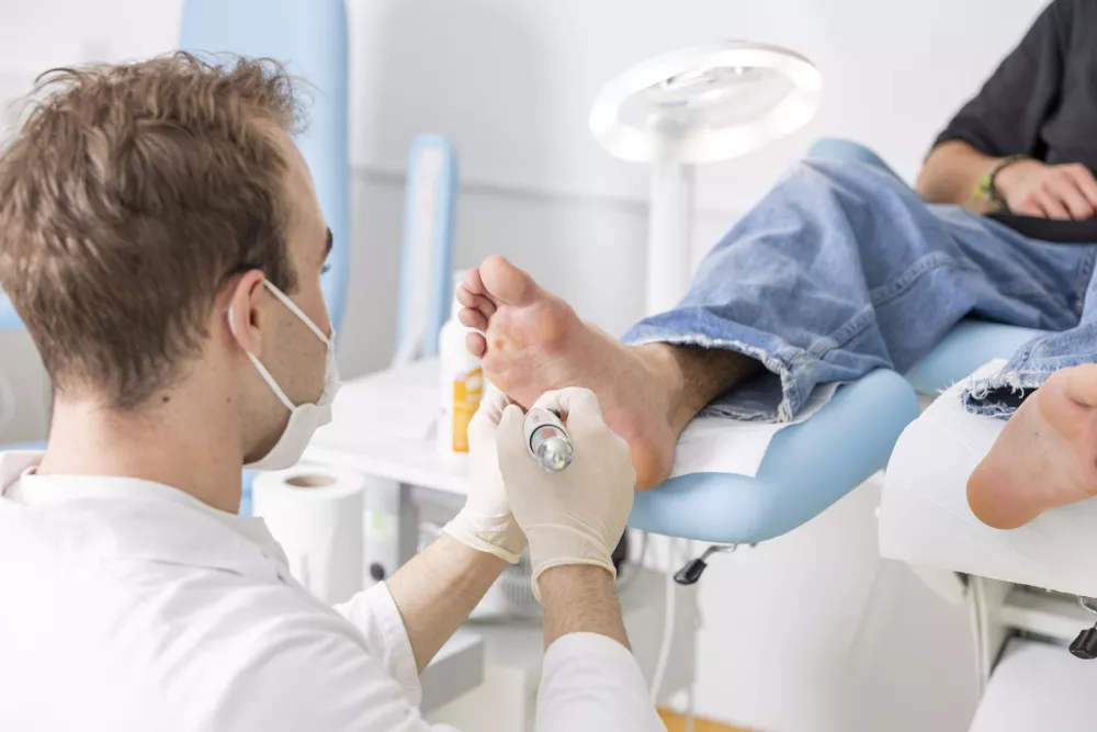 Tudi mo&scaron;ki lahko skrbijo tako za ženska kot mo&scaron;ka stopala Foto: Jakob Cehner Kuduzovič