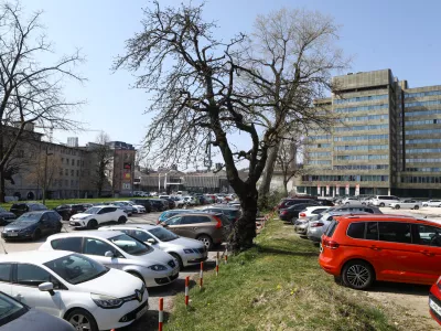 Opozoril nas je bralec: Za Bežigradom brez prostih parkirnih mest tudi abonenti