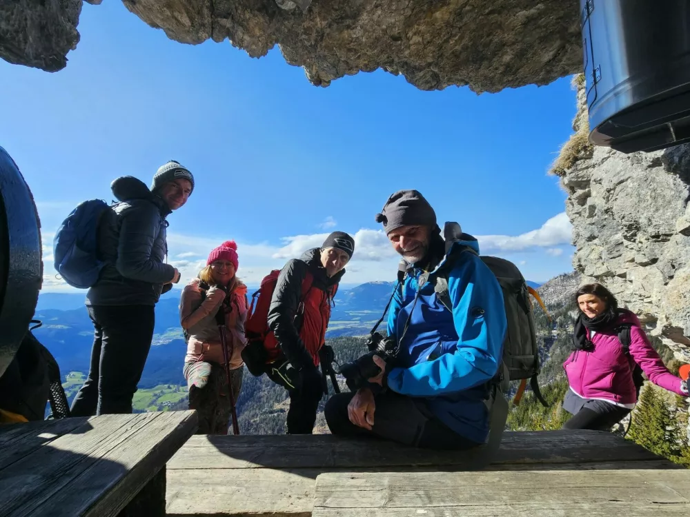 Janezov bivak na Javorci je pravi balzam za Francijevo du&scaron;o in telo, ob 70. rojstnem dnevu pa je svoj čarobni zaklad razkril tudi pe&scaron;čici novinarjev. (foto Manca Ogrin)