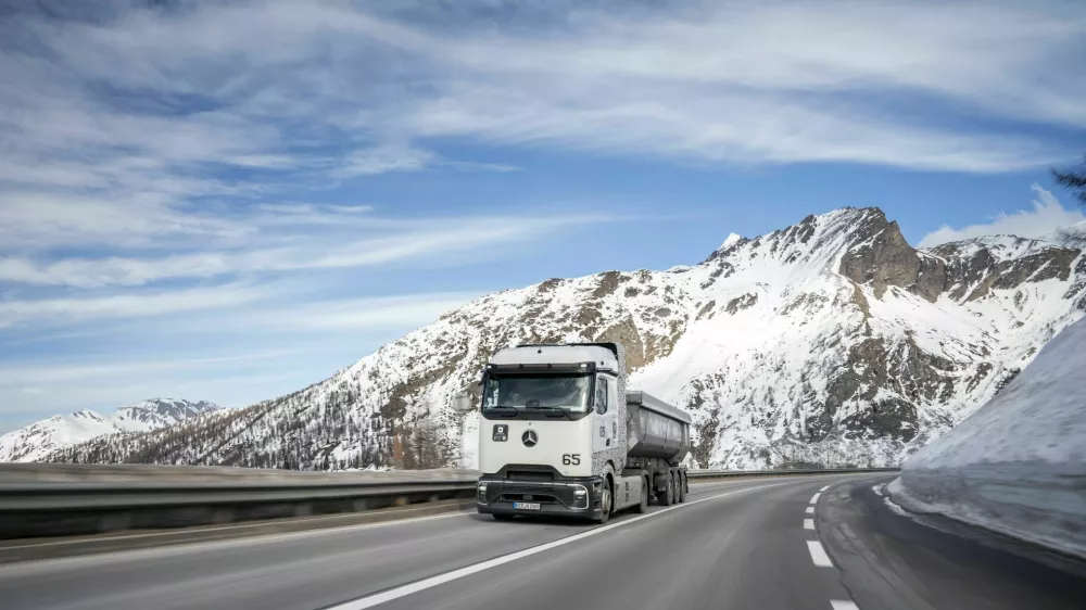 Wintererprobung Mercedes-Benz GenH2 Truck in der SchweizWinter Testing Mercedes-Benz GenH2 Truck in Switzerland