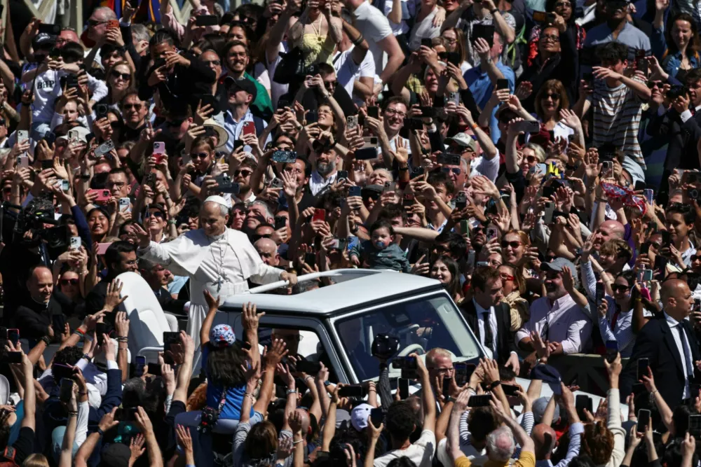 Pope Leo XIV greets the faithful from the popemobile after delivering his Urbi et Orbi (to the city and the world) message, in St. Peter's Square at the Vatican, April 5, 2026. REUTERS/Matteo Minnella    TPX IMAGES OF THE DAY