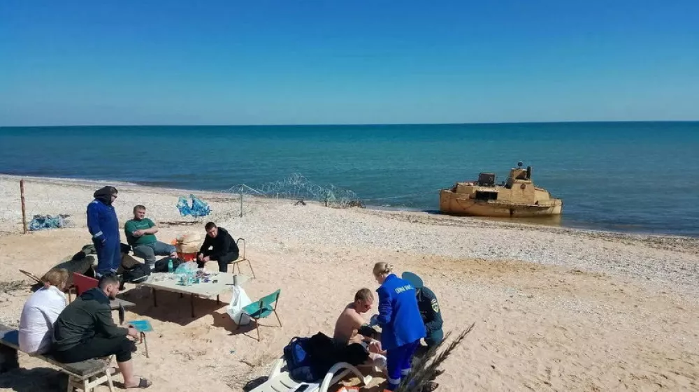 Rescued members of a dry cargo ship, which sank in the Sea of ​​Azov, according to local authorities, are assisted on the coast of the Russian-controlled part of the Kherson region, Ukraine, in this picture released on April 5, 2026. Vladimir Saldo, leader of the Russian-controlled parts of Kherson region via Telegram/Handout via REUTERS ATTENTION EDITORS - THIS IMAGE WAS PROVIDED BY A THIRD PARTY. NO RESALES. NO ARCHIVES. MANDATORY CREDIT