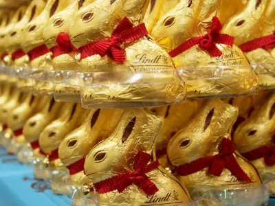FILED - 09 March 2016, Bavaria, Munich: Lindt gold bunnies can be seen in a store. The Swiss chocolate manufacturer Lindt & Spr&uuml;ngli turned over more than 2 billion Swiss francs in the first half of the year, a feat it has never achieved before. Photo: Amelie Sachs/dpa
