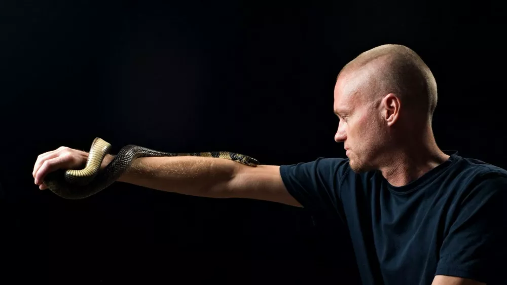 Tim Friede, 58-letnik, ki se je zavestno izpostavil kačjim strupom. / Foto: Profimedia