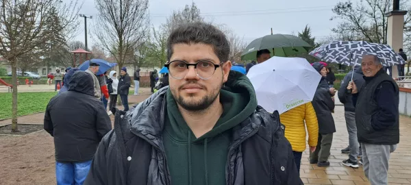 "Zakaj bi se moral seliti, če so državo ugrabili idioti?" se spra&scaron;ujejo &scaron;tevilni Madžari