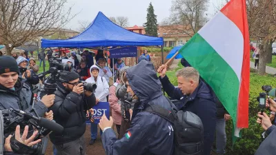 "Zakaj bi se moral seliti, če so državo ugrabili idioti?" se sprašujejo številni Madžari
