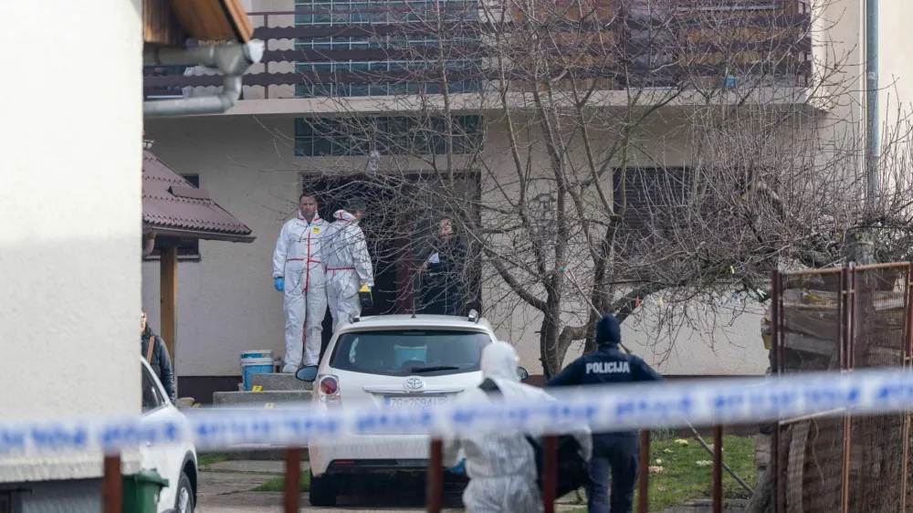 10. marca 2026 so zgodaj zjutraj na dvori&scaron;ču stanovanjske hi&scaron;e v Gospiću odkrili dve trupli. Mo&scaron;ki naj bi umoril mamo in babico. 