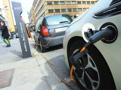 - električna polnilnica v Ljubljani - polnilna postaja - črpalka - električna mobilnost - vozilo z električno energijo - hibridna vozila - električno vozilo - vozilo na elektriko   //FOTO: Tomaž Zajel&scaron;nik