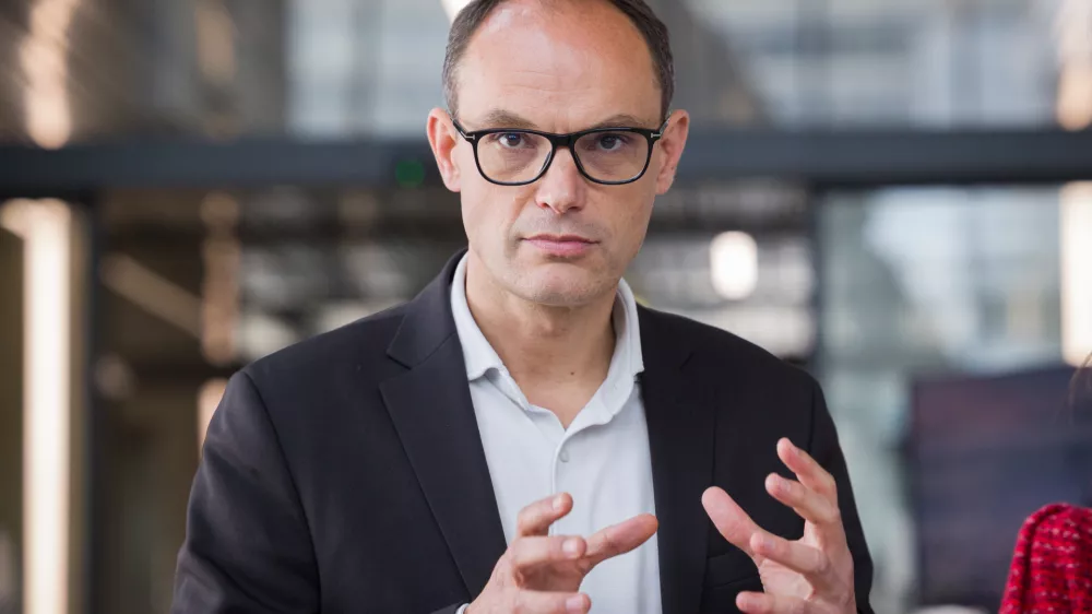 Ljubljana, sedez Gibanja Svoboda.Sestanek predsednika Gibanja Svoboda Roberta Goloba s predstavniki list oz. strank, ki so bile na volitvah izvoljene v parlament.Izjava predsednika Demokratov Anzeta Logarja ob odhodu.