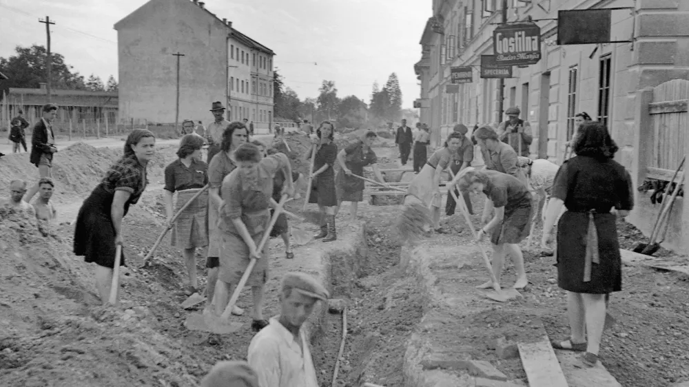 Vlastja Simončič, hrani MNSZS. Udarni&scaron;ko delo na Trža&scaron;ki cesti, Ljubljana, junij 1947. 
