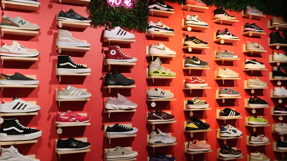 V letu 2024 so izmed približno 30.000 zbranih parov uspeli ponovno prodati okoli 2.000 parov, več kot 7.000 pa so jih razdelili socialno ogroženim.