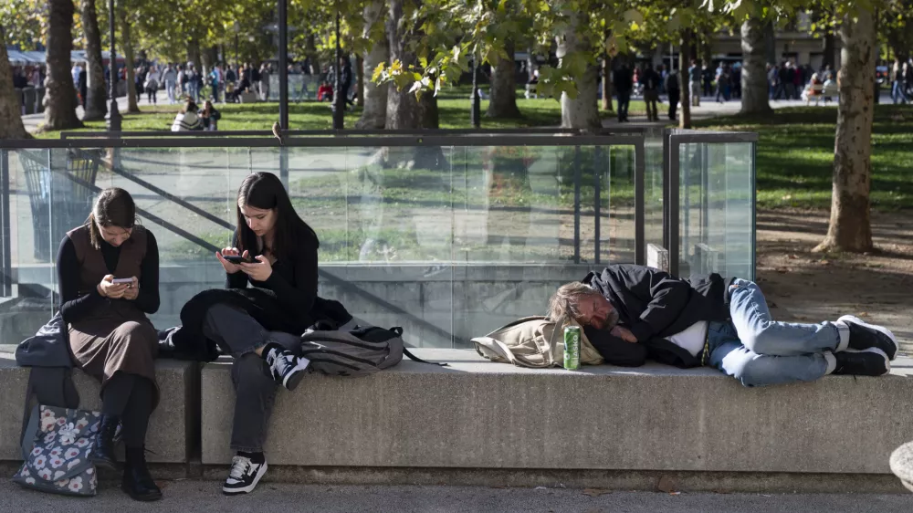 brezdomstvobrezdomcialkoholizemsocialna omrežjamobitelmobilni telefonigeneracija Zpametni telefonimedgeneracijski odnosisočutjerazumevanjeosamljenostžalostdigitalna odvisnost01.10.2025 - tradicionalni Pozdrav brucem, ki ga pripravlja Univerza v Ljubljani skupaj s &Scaron;tudentskim svetom Univerze v LjubljaniFOTO: Nik Erik Neubauer