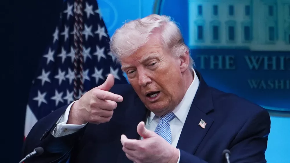 President Donald Trump pretends to aim a sniper gun while speaking with reporters in the James Brady Press Briefing Room at the White House, Monday, April 6, 2026, in Washington. (AP Photo/Julia Demaree Nikhinson) / Foto: Julia Demaree Nikhinson