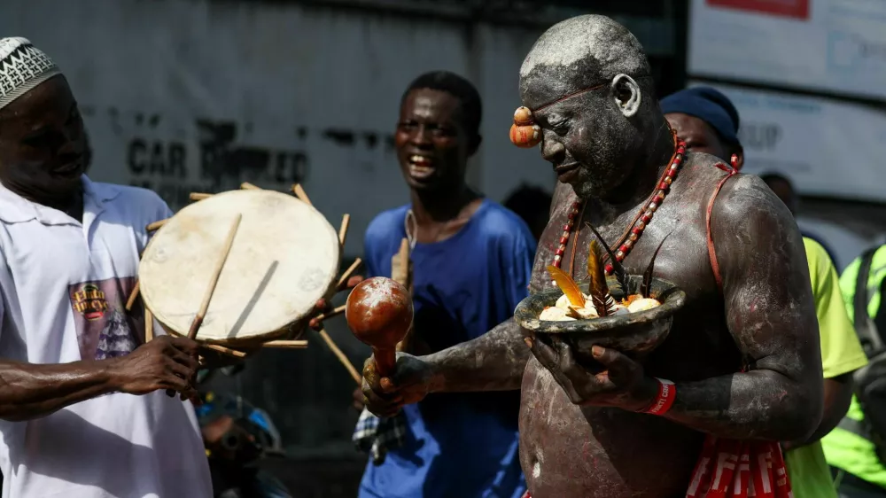 People participate in the Lagos Fanti Carnival parade, which reflects Afro Brazilian culture and traditions linked to the history of formerly enslaved Africans, in Lagos, Nigeria, April 6, 2026. REUTERS/Sodiq Adelakun / Foto: Sodiq Adelakun