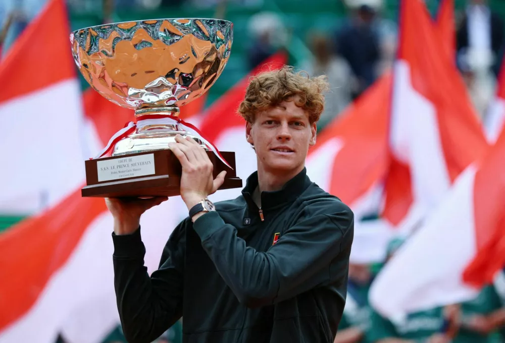 Tennis - ATP Masters 1000 - Monte Carlo Masters - Monte Carlo Country Club, Roquebrune-Cap-Martin, France - April 12, 2026 Italy's Jannik Sinner celebrates with the trophy after winning his final match against Spain's Carlos Alcaraz REUTERS/Manon Cruz  TPX IMAGES OF THE DAY / Foto: Manon Cruz