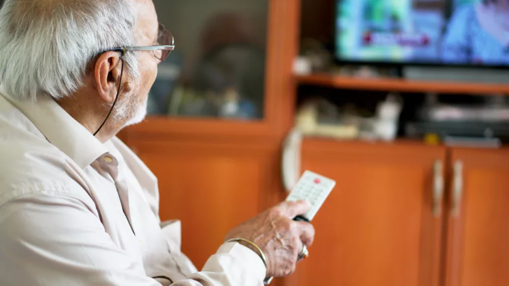 Včasih pa se obrestuje, če si pogledamo kak&scaron;en televizijski oglas. / Foto: Istock