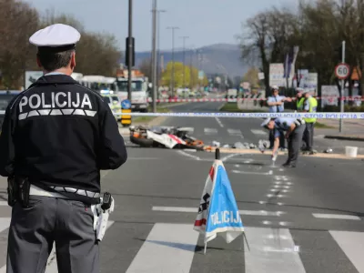 - 29.3.2017 - križi&scaron;če Zalo&scaron;ka cesta - Toplarni&scaron;ka ulica v Ljubljani - prometna nesreča v kateri sta bila udeležena re&scaron;evalno vozilo in motorno kolo - voznik motorja in njegova sopotnica sta umrla na kraju nesreče,//FOTO: Luka Cjuha