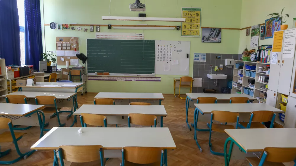 - Osnovna &scaron;ola O&Scaron; Frana Albrehta Kamnik - zaradi potrjenega primera okužbe s koronavirusom pri eni od učiteljic za 14 dni zapirajo kamni&scaron;ko osnovno &scaron;olo - učilnica - razred -  - 11.03.2020 - Koronavirus COVID-19 v Sloveniji &ndash; osmi dan so okužbo z novim koronavirusom potrdili pri 57 osebah - ukrepi za preprečevanje &scaron;irjenja okužb s koronavirusom - - //FOTO: Luka Cjuha.