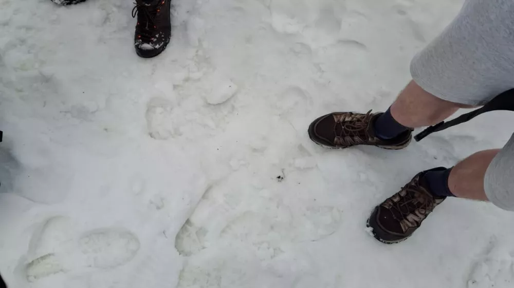 Tuja pohodnika sta na velikonočni ponedeljek neprimerno opremljena obtičala pod Bohinjskimi vratci iz smeri Krme na vi&scaron;ini 1.900 m n.m.v. 