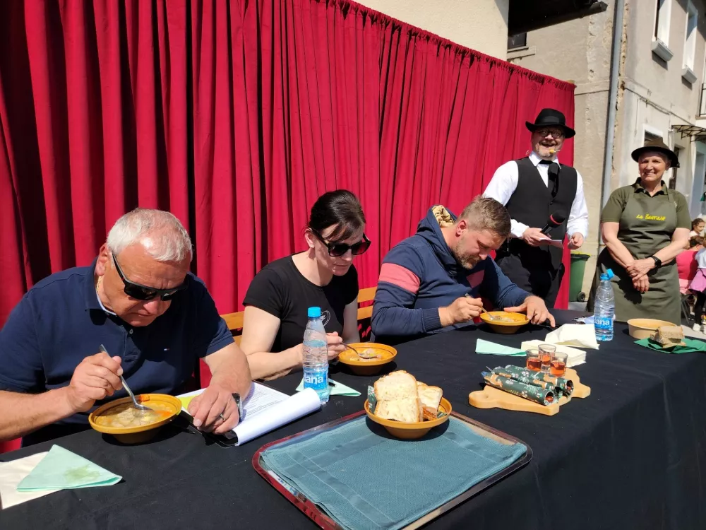 Komisija med poku&scaron;anjem &scaron;entjurjeve kisle župe / Foto: Mojca Marot