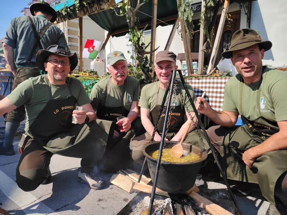 Člani LD Bohor Planina ob svojem kotličku. / Foto: Mojca Marot