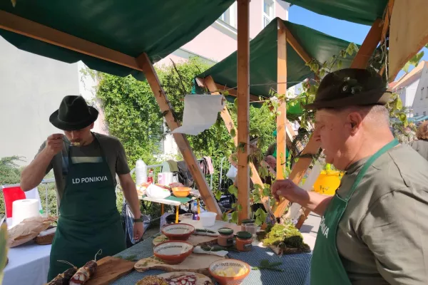 Člani LD Ponikva so takole poku&scaron;ali župo, preden so jo odnesli komisiji v ocenjevanje. / Foto: Mojca Marot