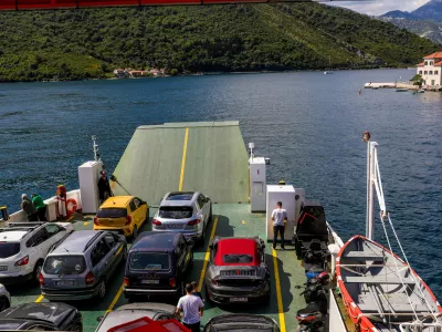 - Na poti od Herceg Novog do Svetog &Scaron;tefana.- Trajekt Kamenari - Lepetane.- Črna Gora.- 26.05.2025. - Reportaža o Jadranski magistrali ob 60. obletnici izgradnje in 70. obletnici začetka gradnje.- Jadranska magistrala, cesta, hrva&scaron;ka obala.OPOMBA: ZA OBJAVO V OBJEKTIVU!//FOTO: Bojan Velikonja / Foto: Bojan Velikonja