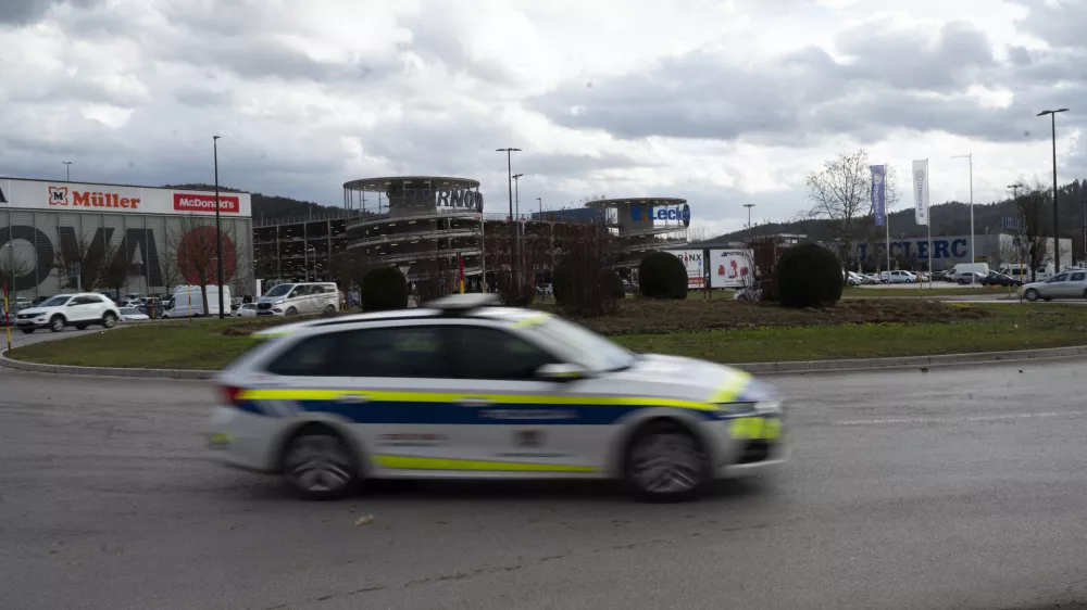 Policija nakupovalno sredi&scaron;če Rudnikhitrost07.01.2025 - Jurčkova cesta, kroži&scaron;čeFOTO: Nik Erik Neubauer 
