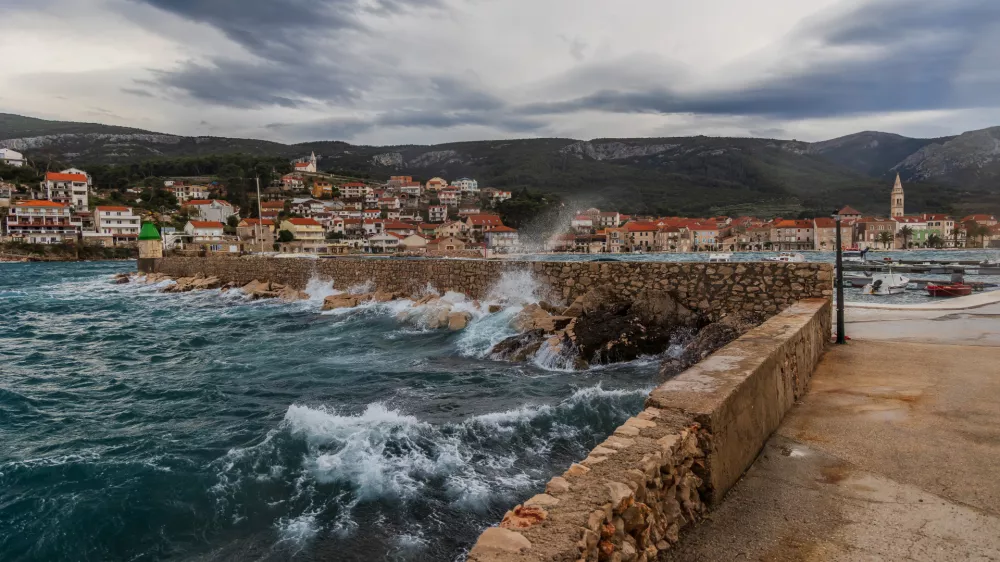 02.04.2026., Jelsa - Olujna Bura i zimski ugodjaj u mjestu Jelsa. Photo: Zvonimir Barisin/PIXSELL