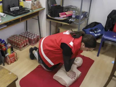 - oživljanje - avtomatski zunanji defibrilator AED -- 14.04.2022 &ndash; &Scaron;marno ob Paki &ndash; brezplačni obnovitveni tečaj prve pomoči v sodelovanju z Rdečim križem Slovenije ob podpori mednarodne avtomobilistične zveze FIA, /FOTO: Jaka Gasar