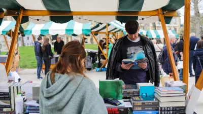 - 23.04.2022 - Knjižni sejem na zraku ob svetovnem dnevu knjige; branje poezije iz pesni&scaron;kih zbirk Braneta Senegačnika Pogovori z nikomer in Milana Dekleve Nevidnosti; park Zvezda, //FOTO: Bojan Velikonja
