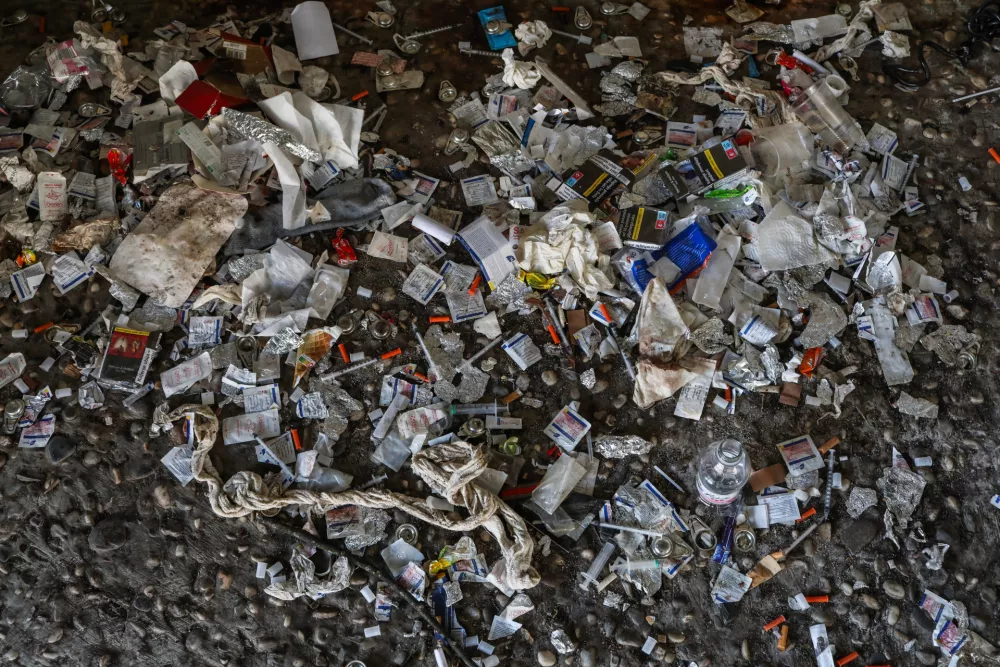 - Igle odvisnikov, odvisnost od heroina, heroin, narkomani, narkomanija, nevarni odpadki, odvisnost od mamil, Dru&scaron;tvo Stigma.- 08.04.2026. - Odvrženi ostanki narkomanov pod Mesarskim mostom na Petkov&scaron;kovem nabrežju v Ljubljani.//FOTO: Bojan Velikonja