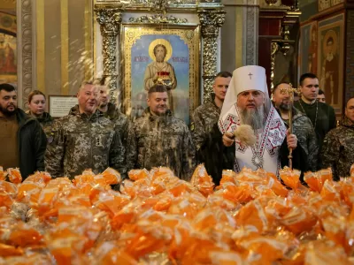 Metropolitan Epiphanius I, head of the Orthodox Church of Ukraine, sprinkles holy water to bless Easter cakes which are to be transferred to Ukrainian servicemen fighting on the frontline amid Russia's attack on Ukraine, during a ceremony at St Michael's Cathedral before Orthodox Easter, in Kyiv, Ukraine April 9, 2026. REUTERS/Stringer   TPX IMAGES OF THE DAY