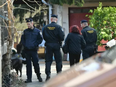 Policisti in kriminalisti na dvori&scaron;ču domače hi&scaron;e Željka Hatlaka, kjer ga je v zasedi čakal in umoril Kristijan Stančić. 