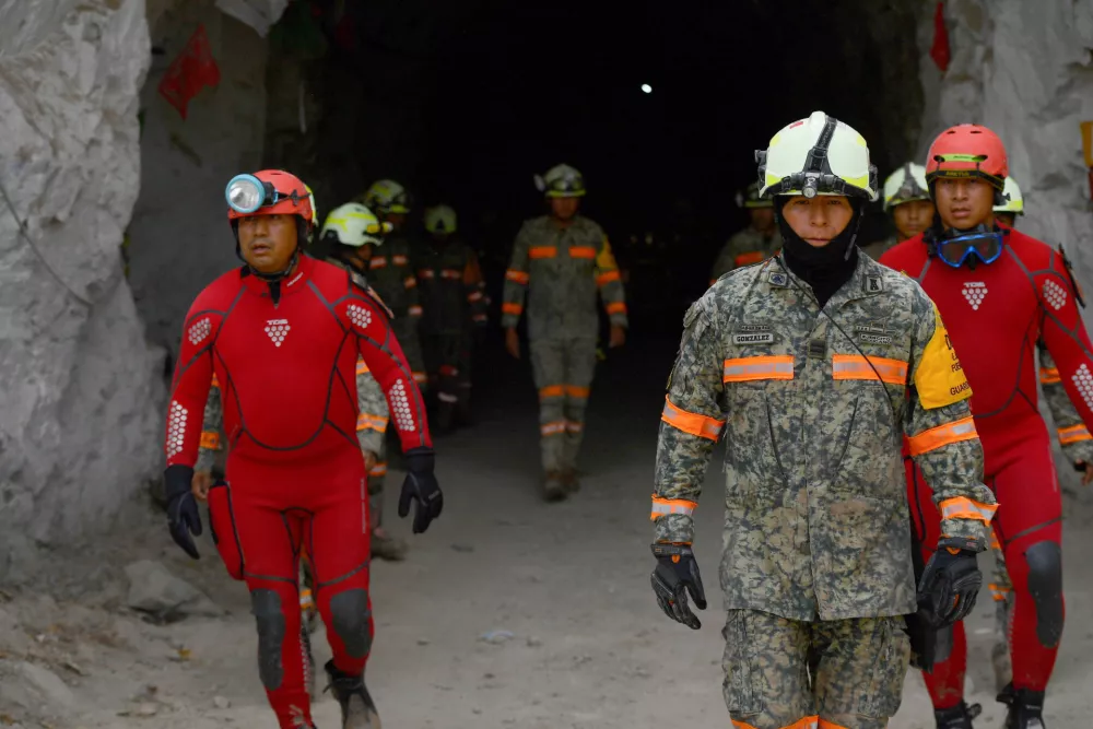Members of rescue teams work to rescue miner Francisco Zapata Najera, 42, during a search for four miners following a collapse at the Minerales de Sinaloa mine, in the municipality of El Rosario, Sinaloa state, Mexico, April 8, 2026. REUTERS/Stringer
