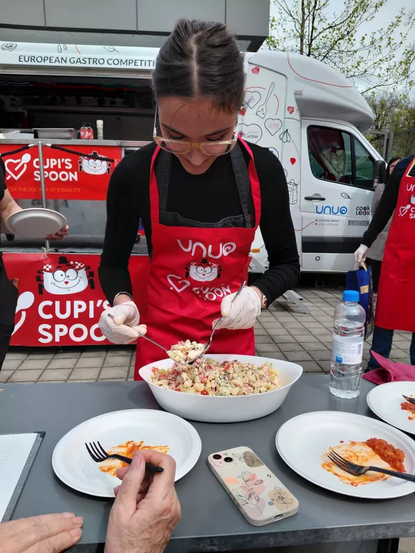 Arnela je svojo testeninsko solato predstavila komisijo nato pa jo postregla tudi publiki, kjer je imela veliko navijačev.