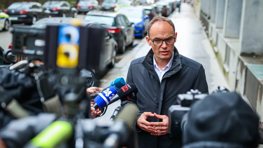 Ljubljana, vlada.Izjava za medije predsednika Demokratov Anzeta Logarja po seji sveta za nacionalno varnost, na kateri so razpravljali o kriznih razmerah v svetu in energetski varnosti ter tujih vplivih na volitve v Sloveniji.